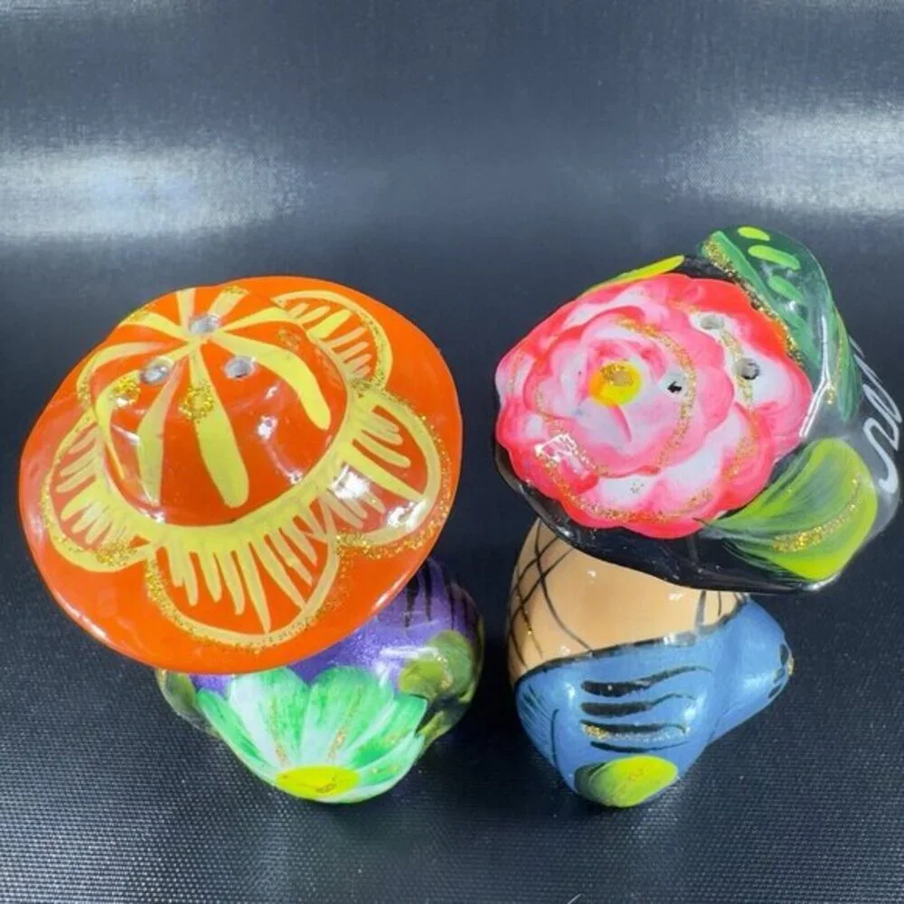 Mexico Pottery Day Of The Dead Salt And Pepper Shaker Set 2 Painted Skeletons‎